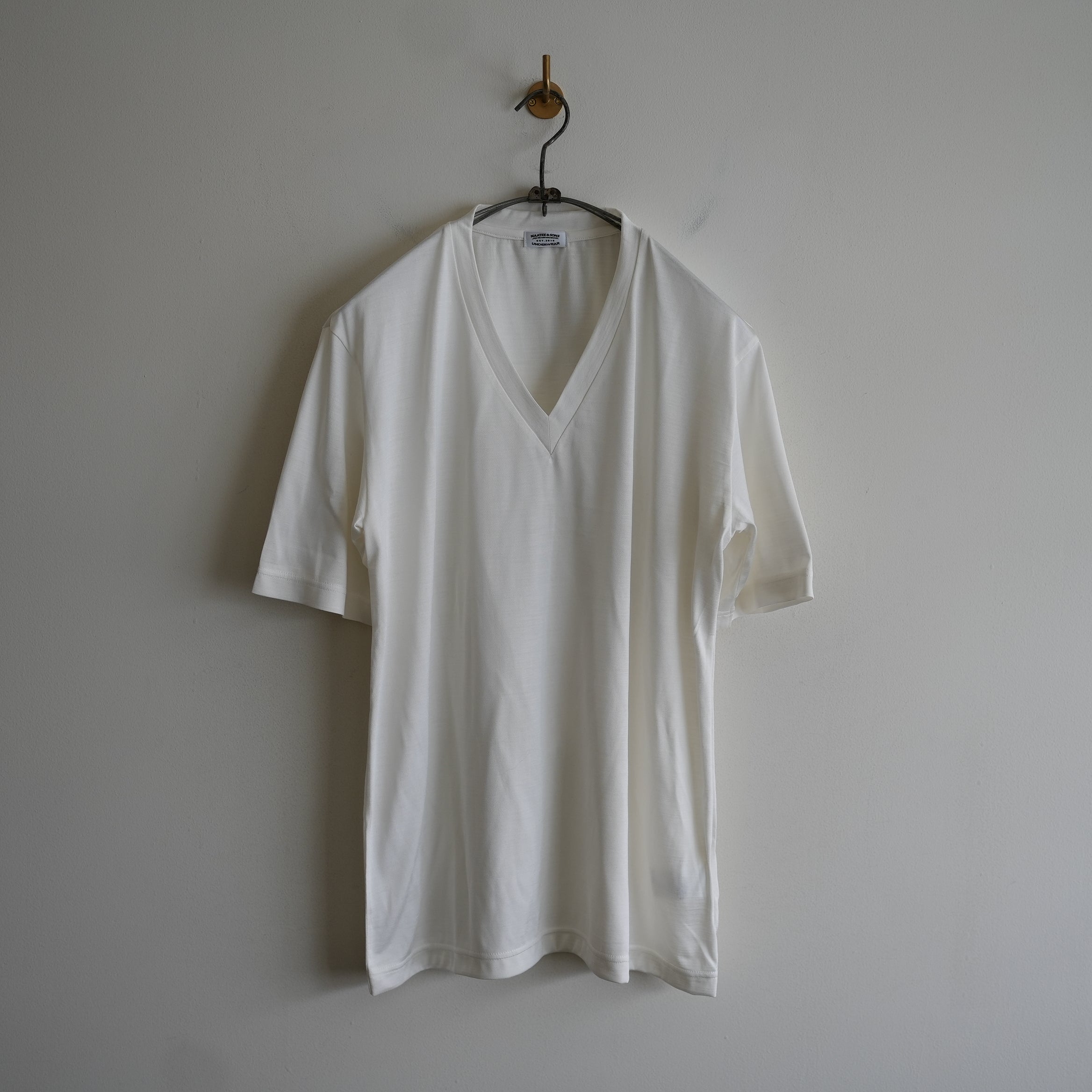 MAATEE&SONS SILK V NECK TEE – RASSEMBLE