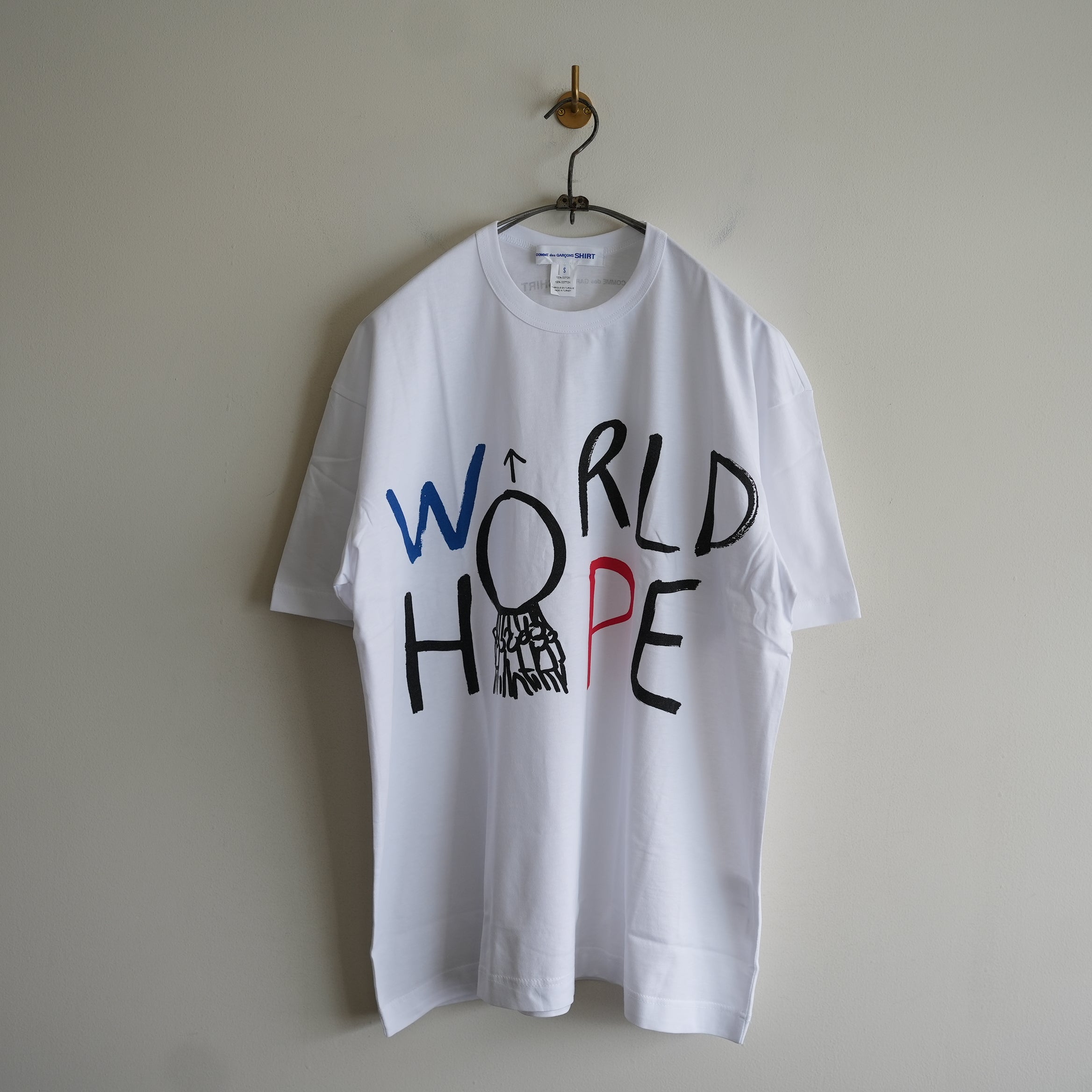 COMME des GARCONS SHIRT PRINTED BIG TEE WORLD HOPE – RASSEMBLE COMME des GARCONS SHIRT PRINTED BIG TEE WORLD HOPE – RASSEMBLE