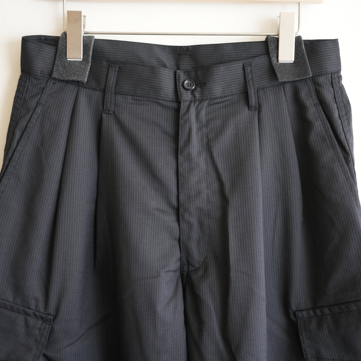 COMME des GARCONS SHIRT POLY WOOL PIN STRIPE SHORT PANTS