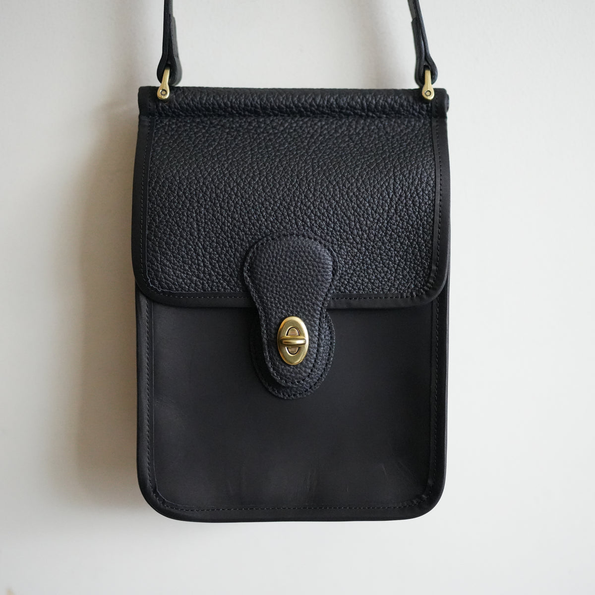 AUBERGE "MADISON" CALF LEATHER SHOULDER BAG -BLACK