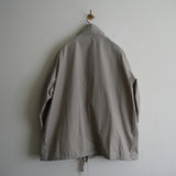 MAATEE&SONS PARACHUTE CLOTH COACH JACKET GREIGE