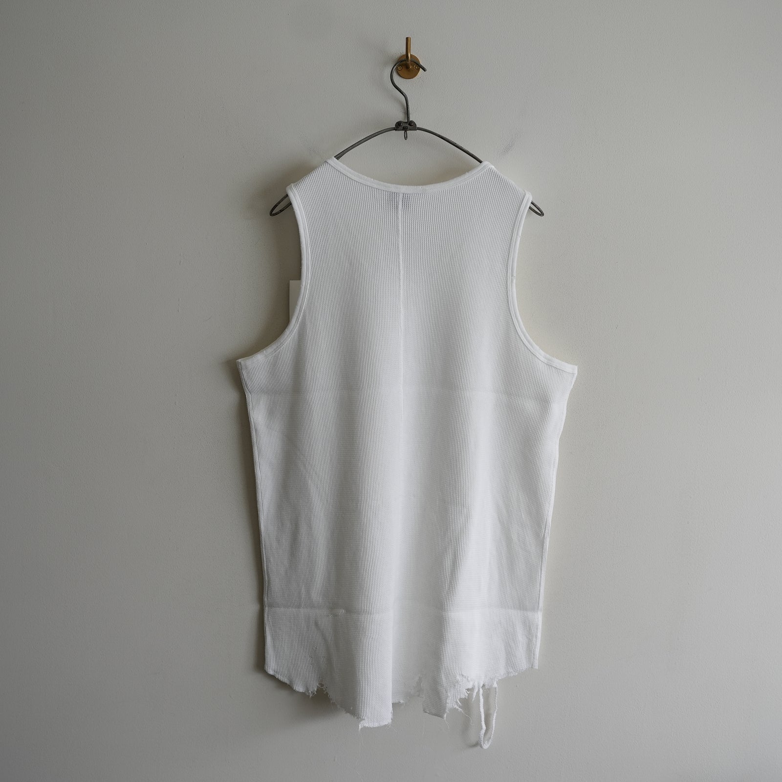 ANCELLM DAMAGE WAFFLE TANK WHITE – RASSEMBLE