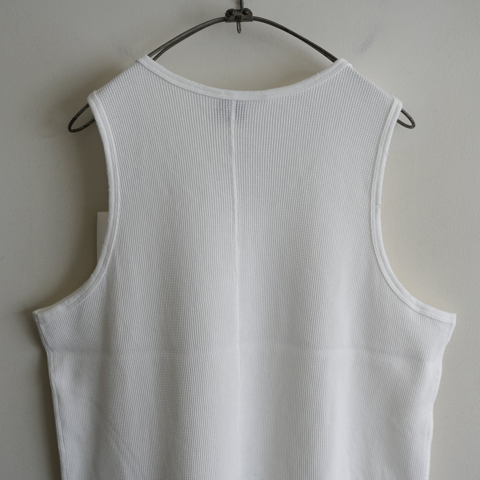 ANCELLM DAMAGE WAFFLE TANK WHITE – RASSEMBLE