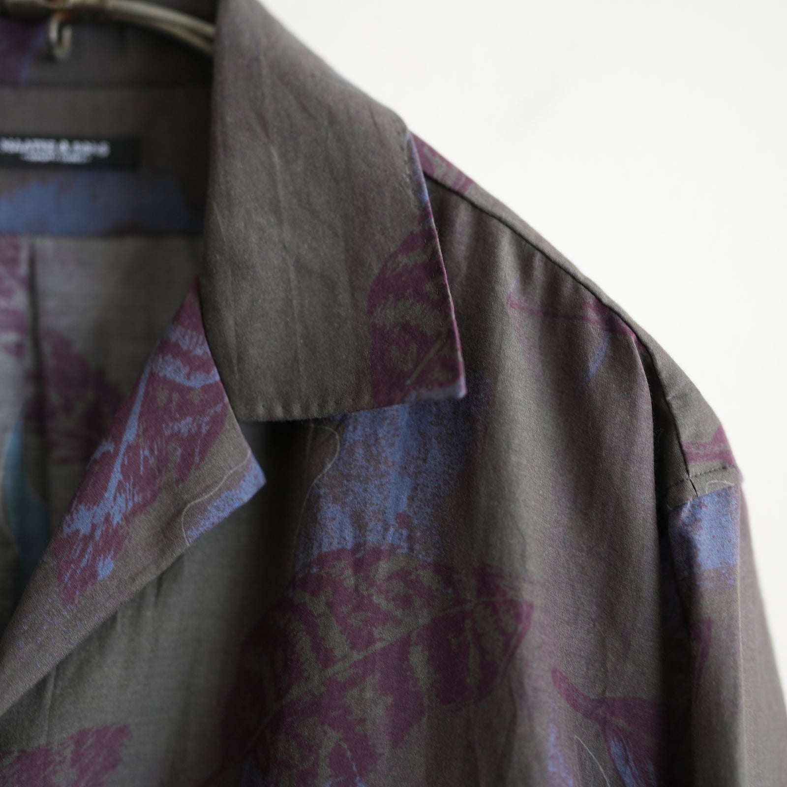 MAATEE&SONS LEAF PRINT OPEN COLLAR SHIRT – RASSEMBLE