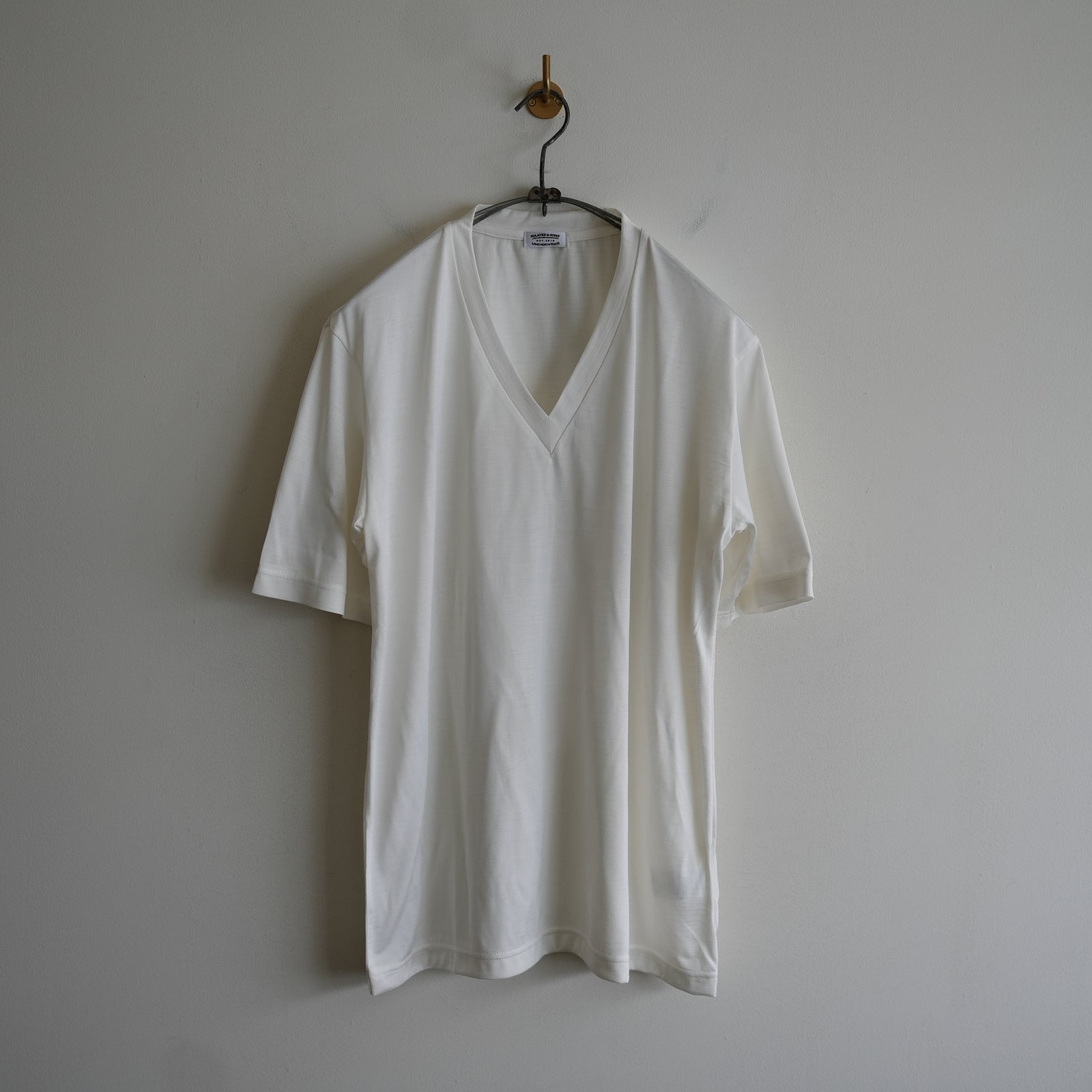 MAATEE&SONS SILK V NECK TEE – RASSEMBLE