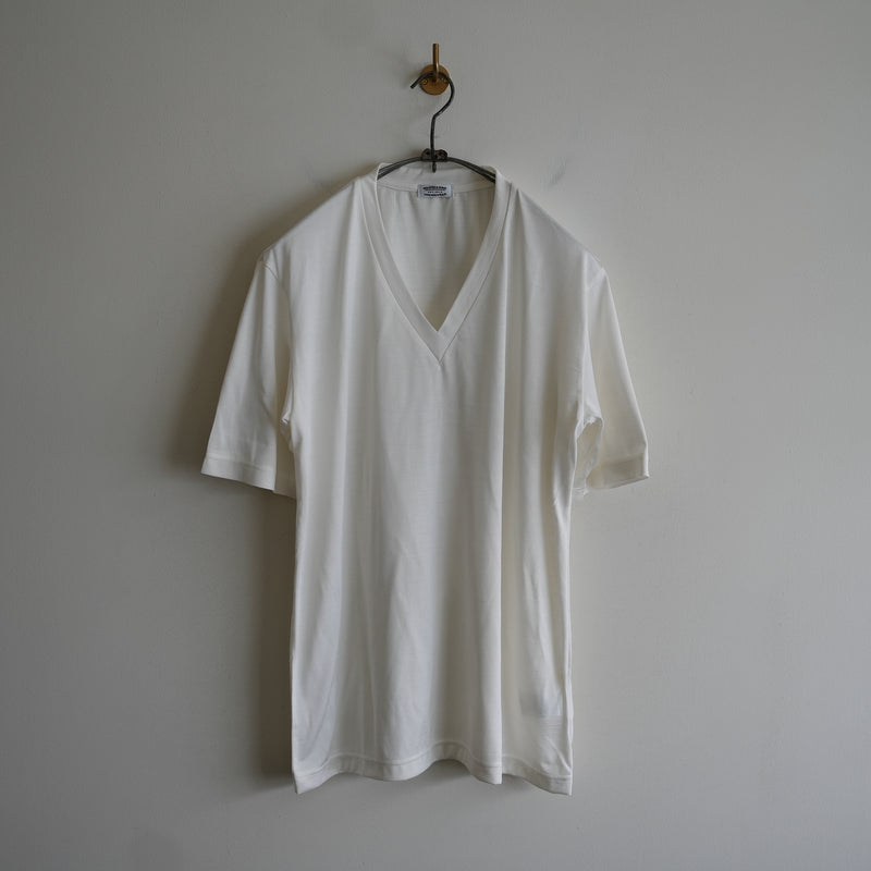 MAATEE&SONS SILK V NECK TEE – RASSEMBLE