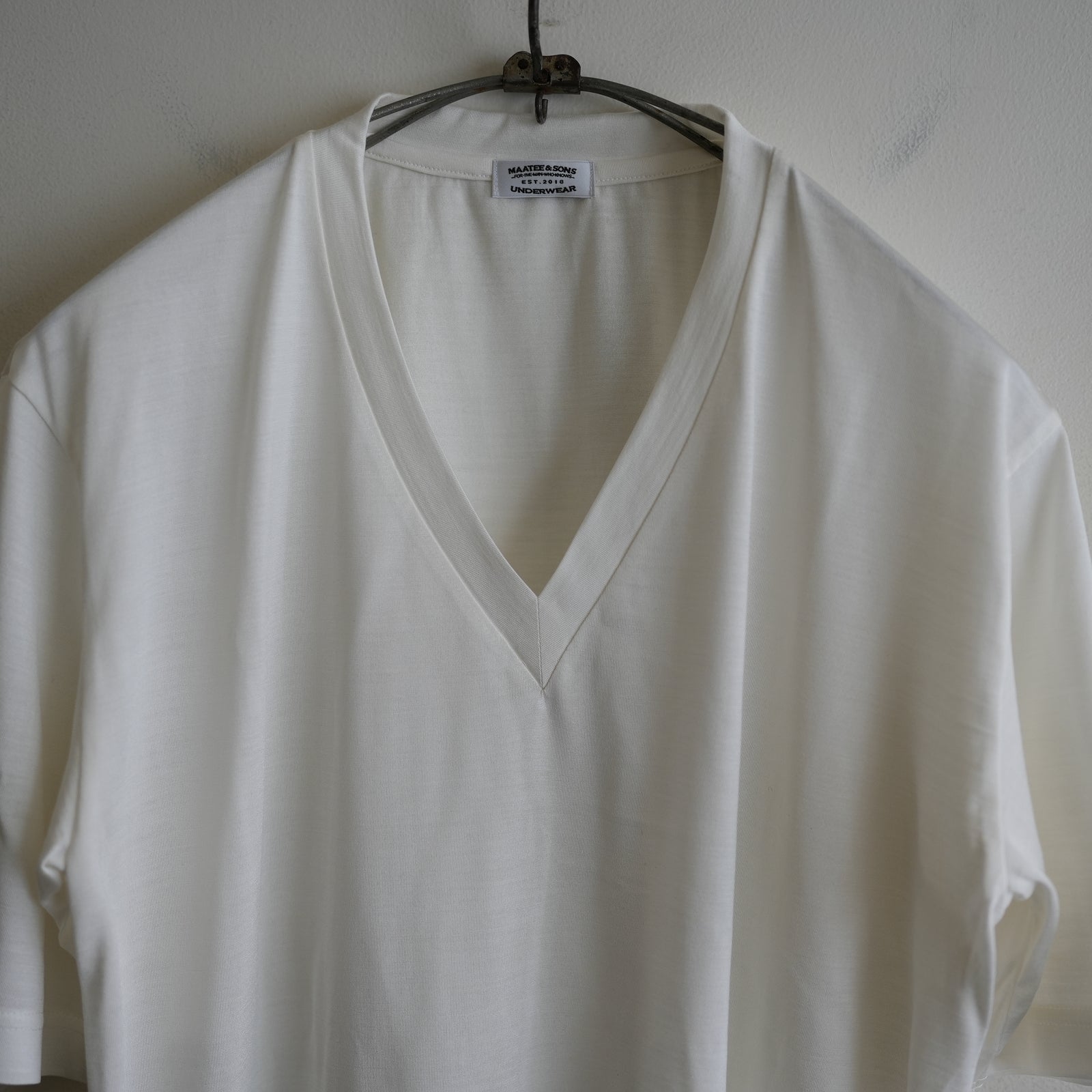 MAATEE＆SONS Washable Silk V Neck Tee MAATEE&SONS SILK V NECK TEE – RASSEMBLE