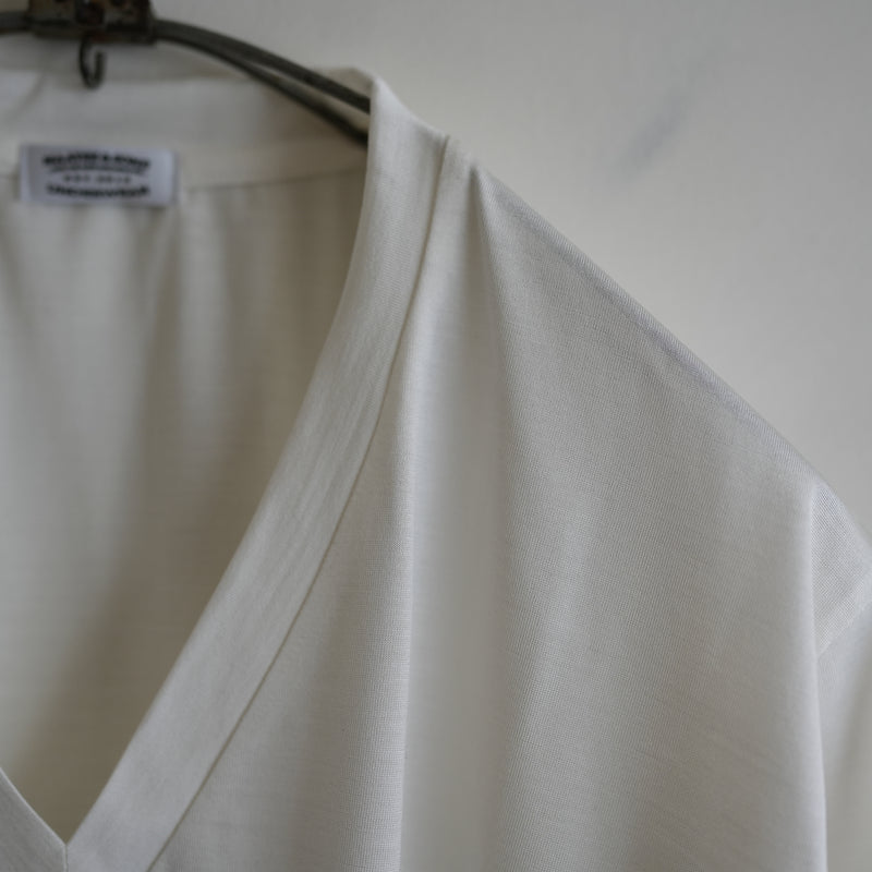 MAATEE&SONS SILK V NECK TEE – RASSEMBLE