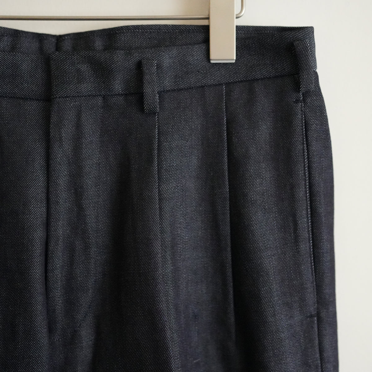 HEUGN DENIM 2-TUCK TROUSERS "George"