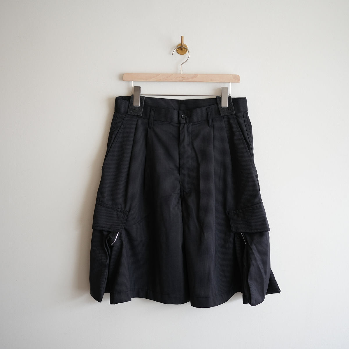 COMME des GARCONS SHIRT POLY WOOL PIN STRIPE SHORT PANTS