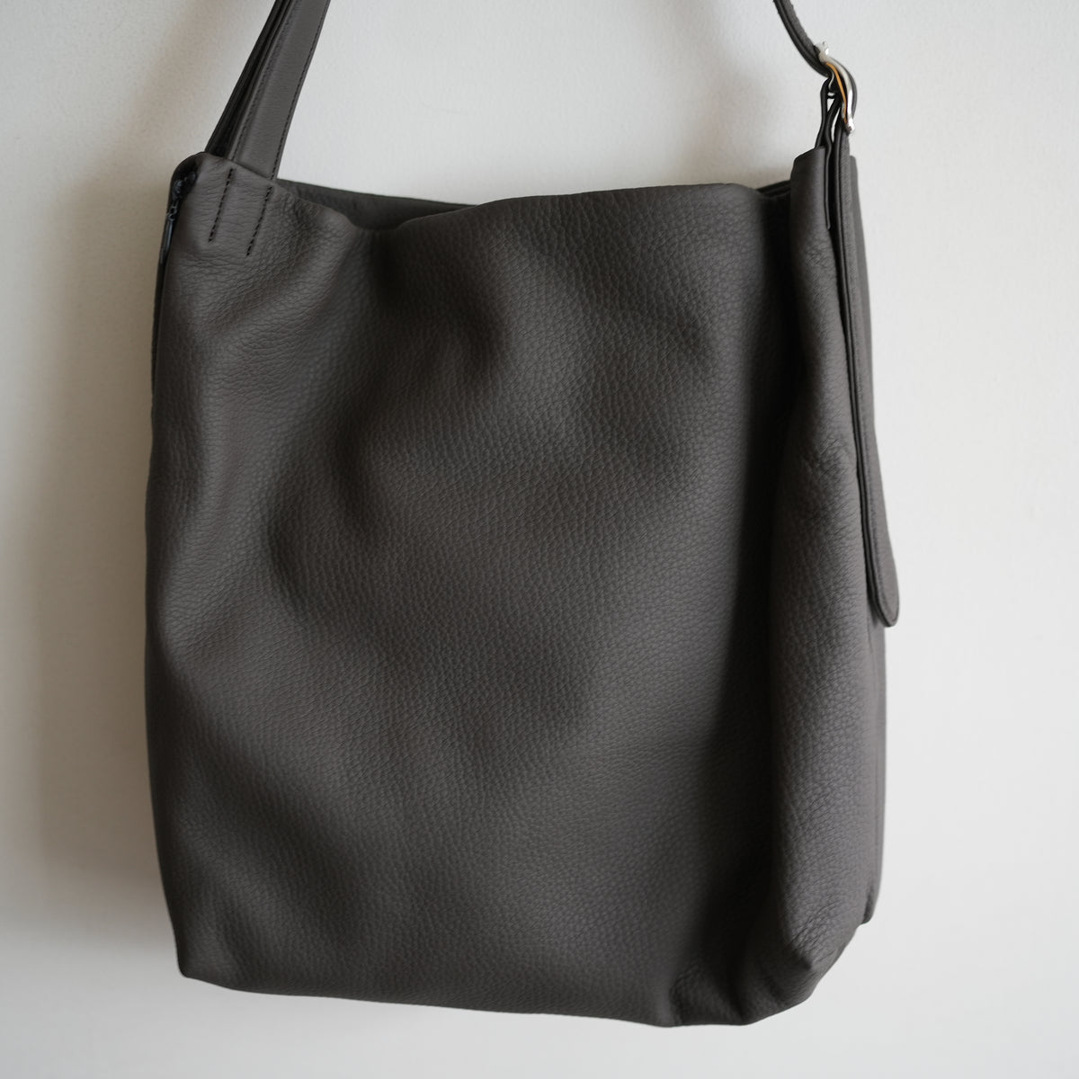 ERA. EO SHRINK RE:PIPE BAG CHOCO