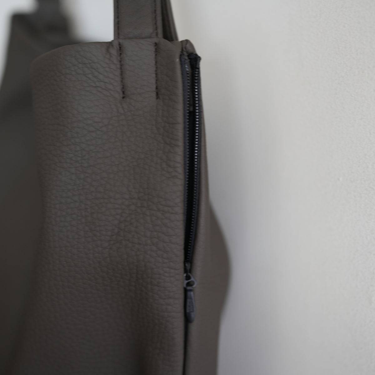 ERA. EO SHRINK RE:PIPE BAG CHOCO