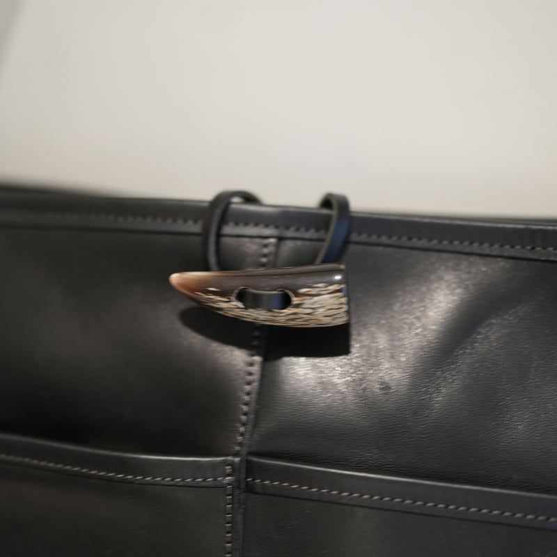 Post Production 2 POCKET TOTE BAG MEDIUM – RASSEMBLE