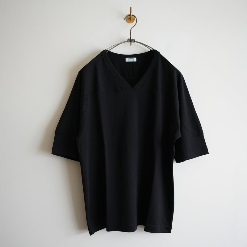 MAATEE&SONS SUVIN FRAISE CAP SHOULDER V NECK TEE BLACK