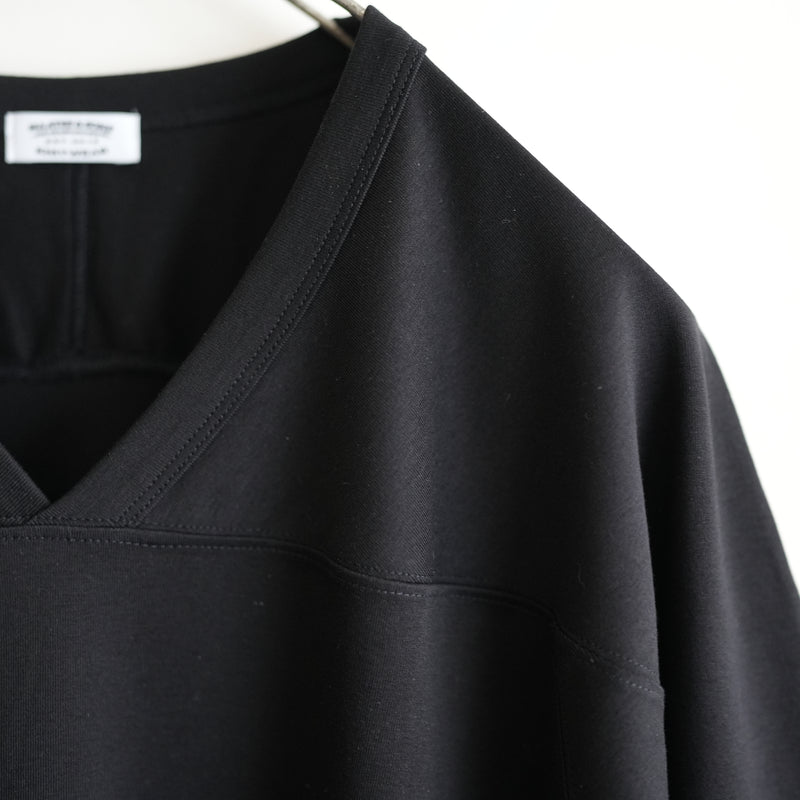 MAATEE&SONS SUVIN FRAISE CAP SHOULDER V NECK TEE BLACK