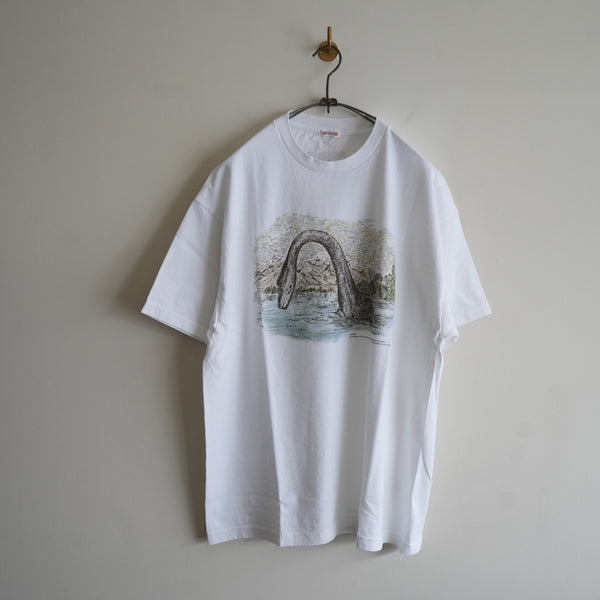 NICENESS UMA PRINT TEE "U.BERNARD" NESSIE