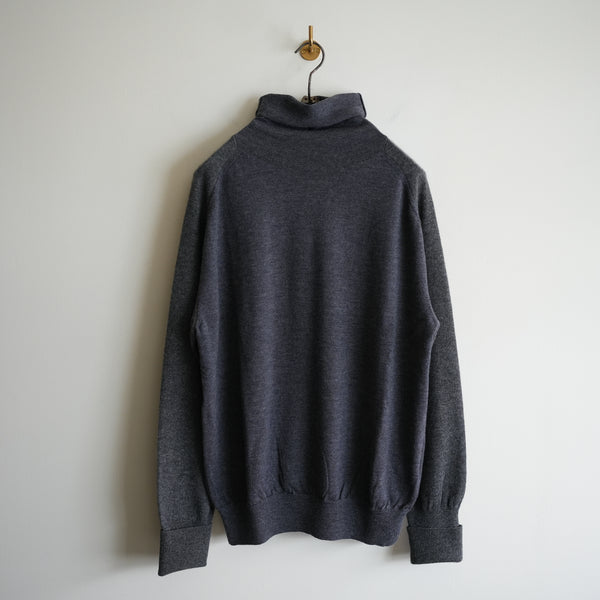 MAATEE&SONS CASHMERE COMBI TURTLE NECK SWEATER CHARCOAL