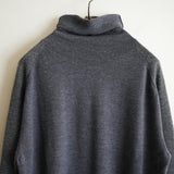 MAATEE&SONS CASHMERE COMBI TURTLE NECK SWEATER CHARCOAL