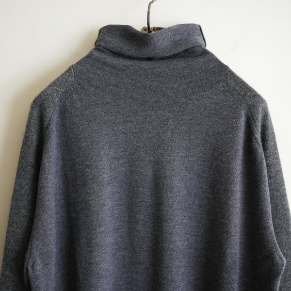 MAATEE&SONS CASHMERE COMBI TURTLE NECK SWEATER CHARCOAL