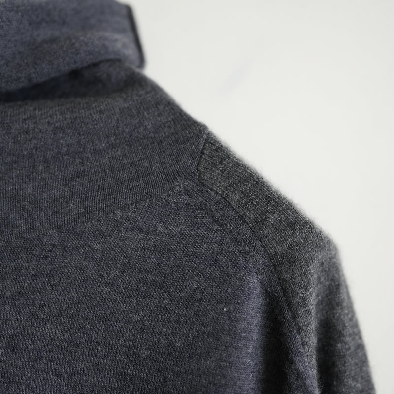 MAATEE&SONS CASHMERE COMBI TURTLE NECK SWEATER CHARCOAL