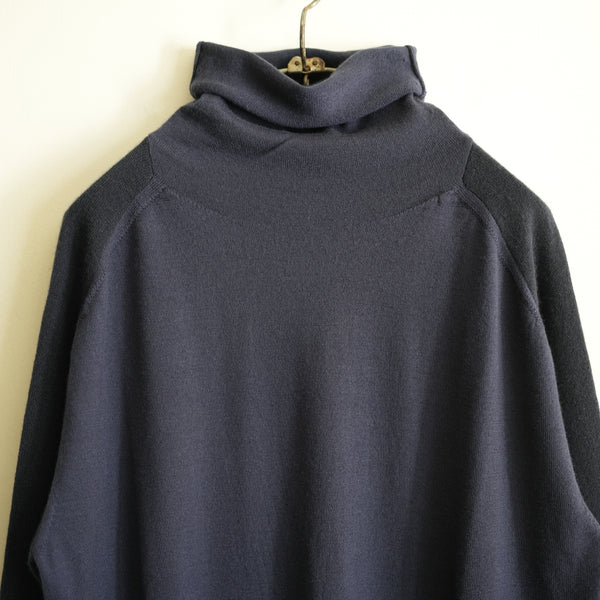MAATEE&SONS CASHMERE COMBI TURTLE NECK SWEATER NAVY