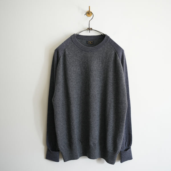 MAATEE&SONS CASHMERE COMBI CREW NECK SWEATER CHARCOAL