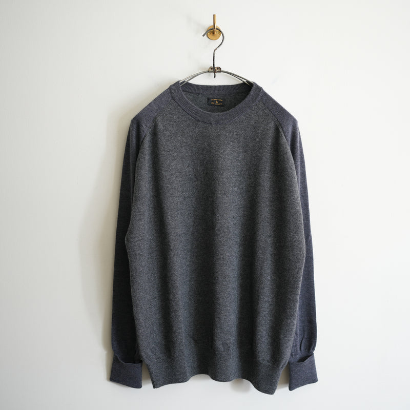 MAATEE&SONS CASHMERE COMBI CREW NECK SWEATER CHARCOAL