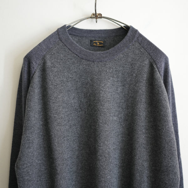 MAATEE&SONS CASHMERE COMBI CREW NECK SWEATER CHARCOAL