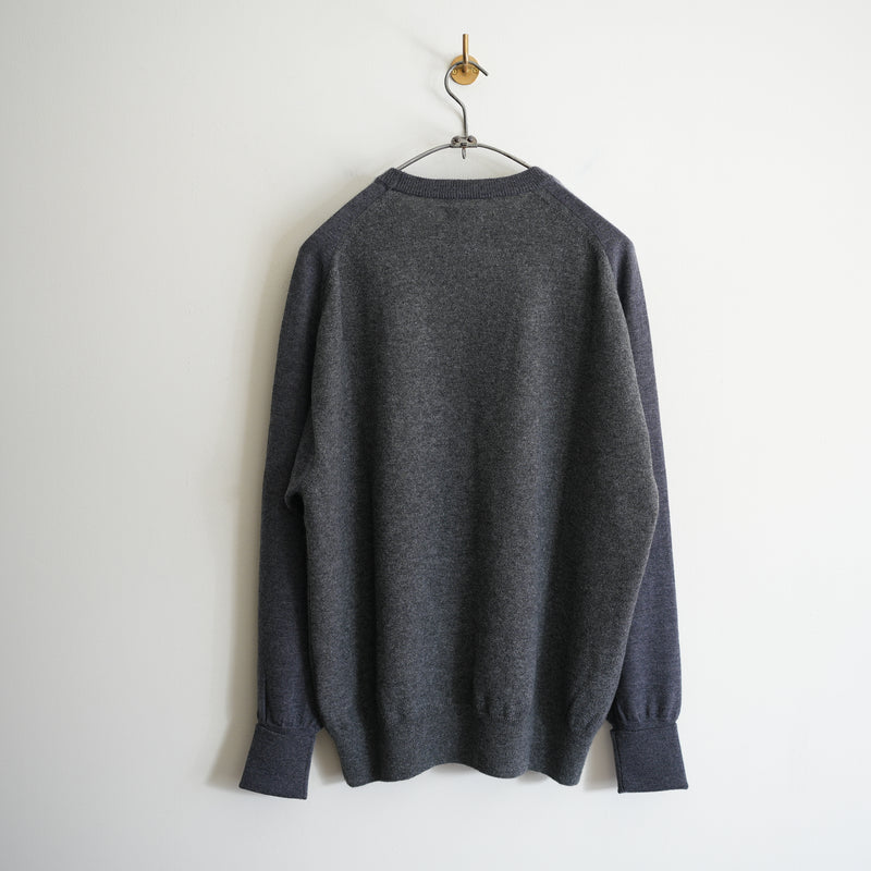 MAATEE&SONS CASHMERE COMBI CREW NECK SWEATER CHARCOAL