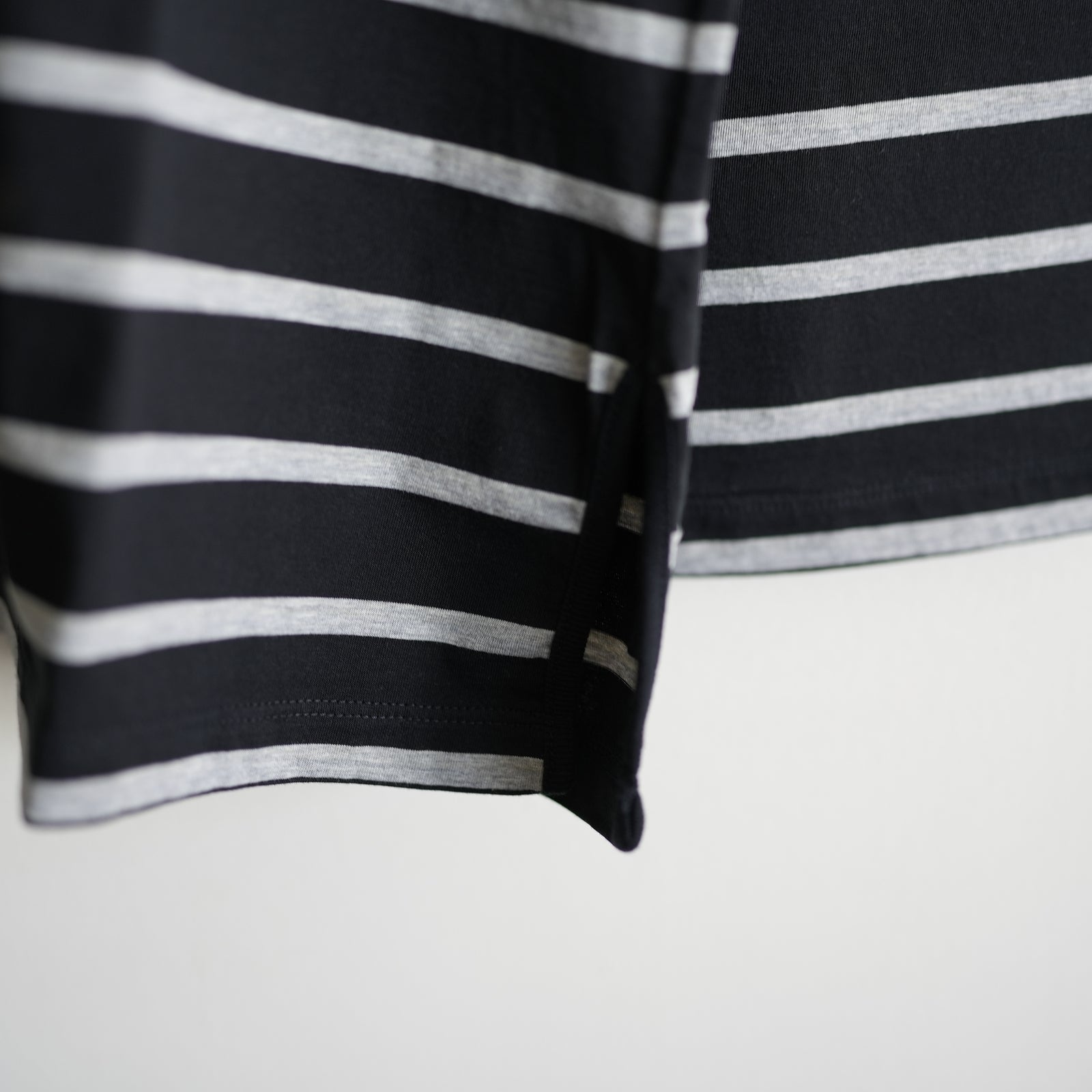 NICENESS HAND STENCIL BLEACH BASQUE TEE LS 