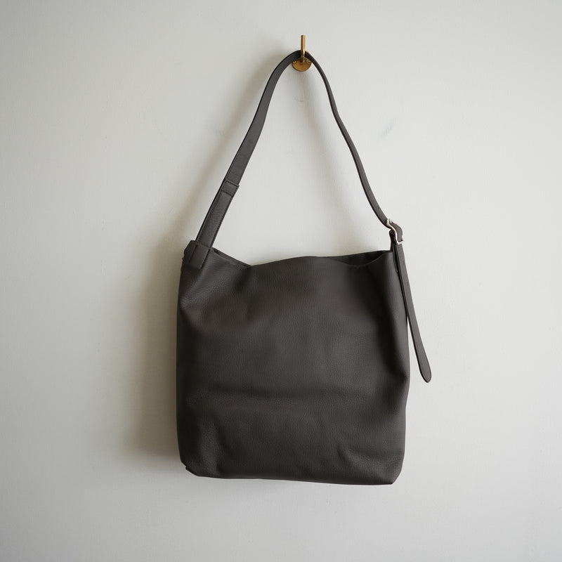 ERA. EO SHRINK RE:PIPE BAG CHOCO – RASSEMBLE