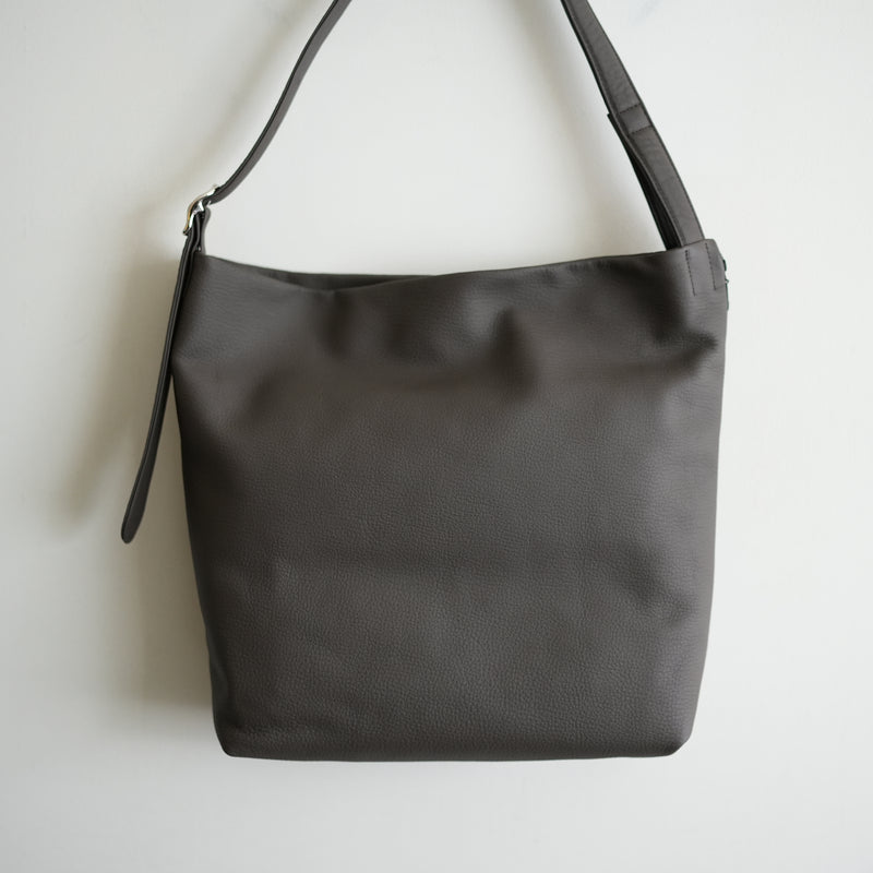ERA. EO SHRINK RE:PIPE BAG CHOCO – RASSEMBLE