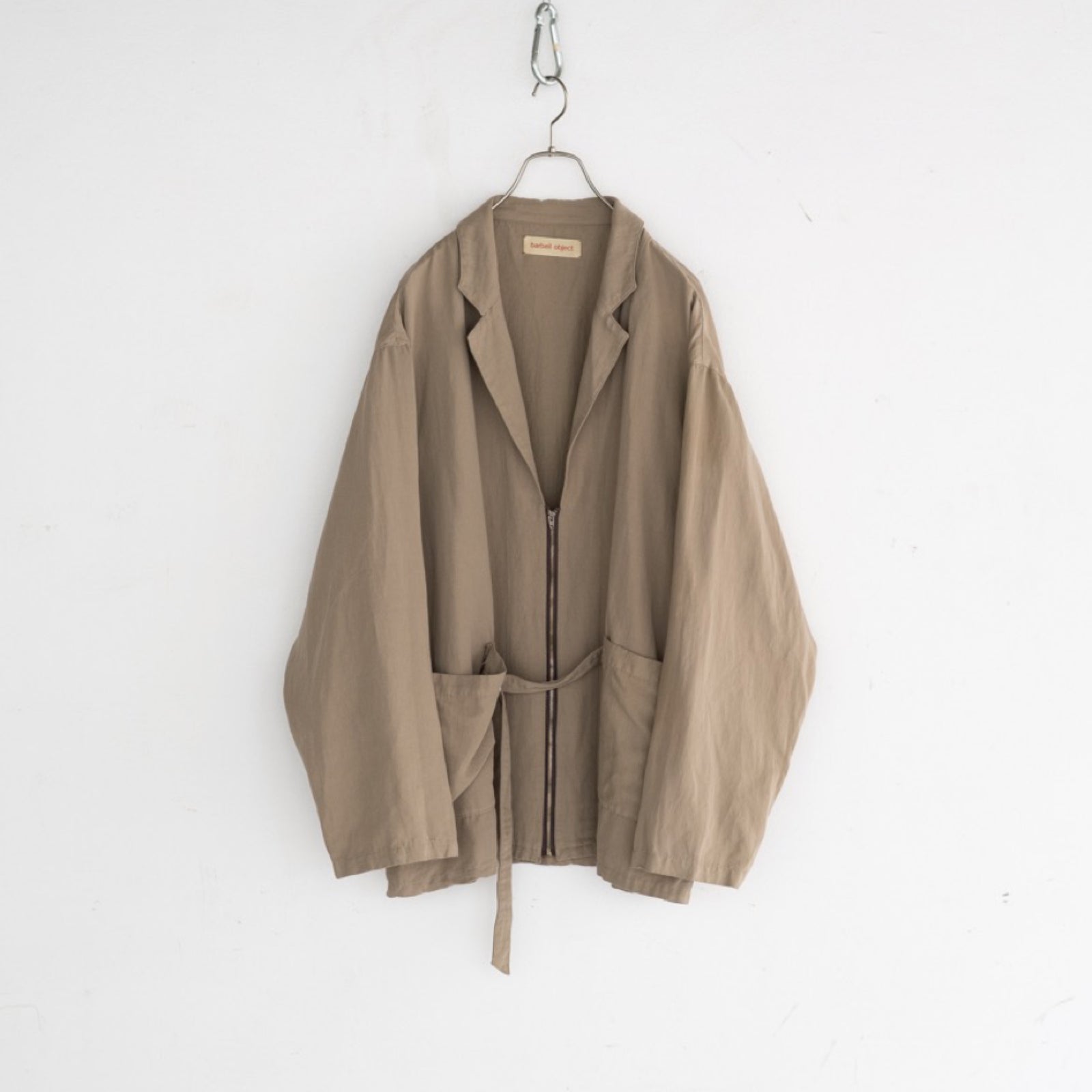 barbell object belted jkt beige – RASSEMBLE