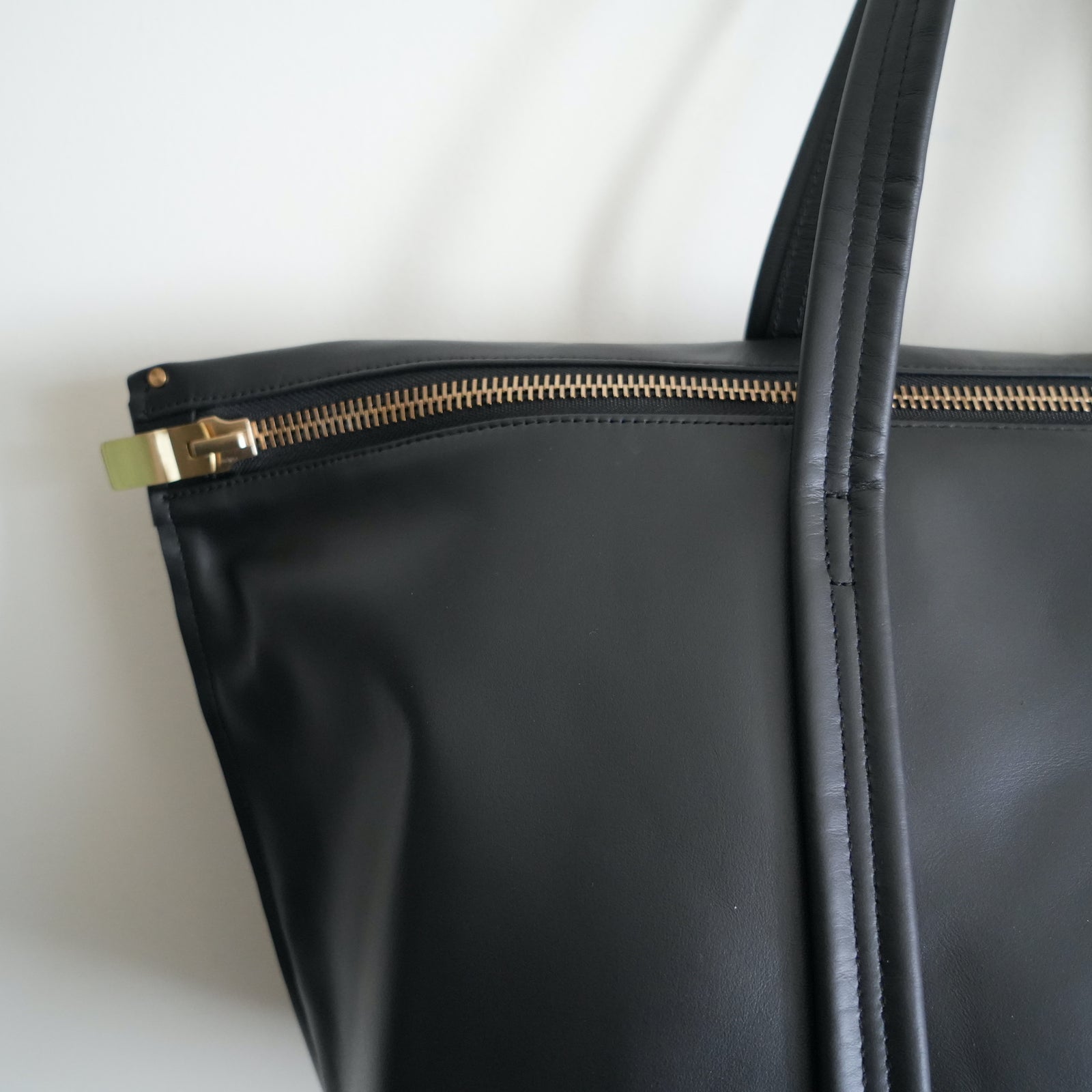 texnh Kip Leather Block Zip Tote Bag – RASSEMBLE
